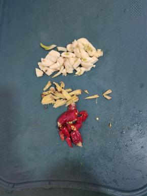 蒜瓣拍碎切成小块。生姜切成小块，干辣椒切成段备用！