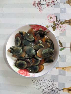 皮蛋剥壳，洗净，切成小块备用！