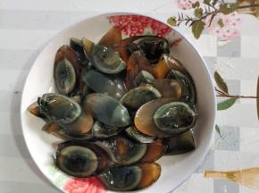 皮蛋剥壳，洗净，切成小块备用！