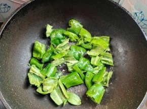 空锅下青椒，撒适量盐，炒干水分，盛出备用！
