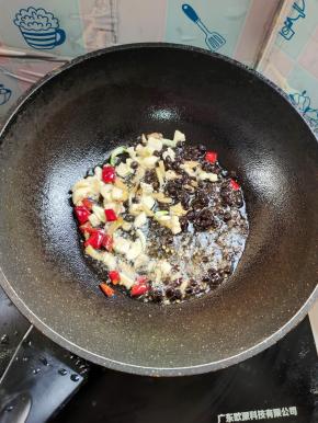 起锅烧油，放入生姜，蒜瓣，干辣椒，豆豉爆香！