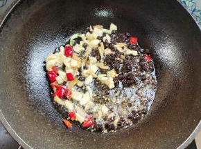 起锅烧油，放入生姜，蒜瓣，干辣椒，豆豉爆香！