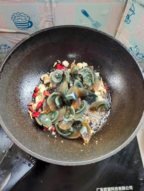 放入切好的皮蛋快速翻炒均匀！炒出香味儿！