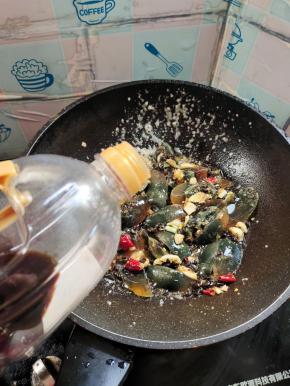 放入适量的生抽调味儿！