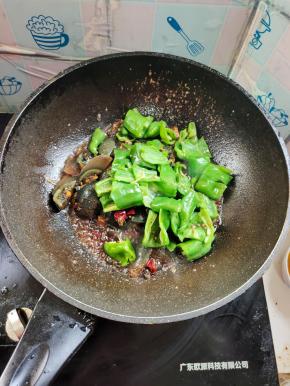 放入青椒大火翻炒七八下！