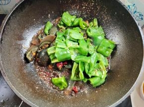放入青椒大火翻炒七八下！