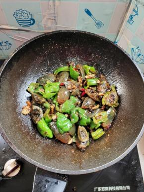 起锅前放入适量的鸡精翻炒均匀即可食用！
