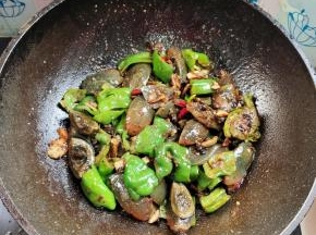 起锅前放入适量的鸡精翻炒均匀即可食用！