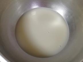 盆里先放入糖、发酵粉和泡打粉，加入水混合均匀。