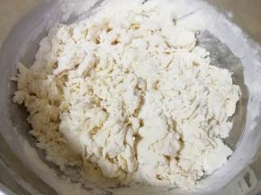 加入面粉，用筷子挑拌成絮状。