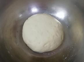揉成面团，盖上保鲜膜发酵至两倍大。
