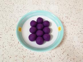 紫薯馅分成20g一份搓圆备用。