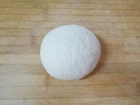 发酵好的面团揉光排气。