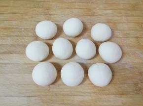 剩下的面团分成10个小剂子。