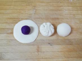 取一个小剂子擀成中间厚边缘薄的包子皮，放上紫薯馅，像普通包包子一样包好，反过来整形。