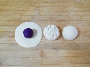 取一个小剂子擀成中间厚边缘薄的包子皮，放上紫薯馅，像普通包包子一样包好，反过来整形。
