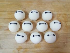 依次做好所有的大白紫薯包。