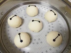 蒸锅内放水，篦子上铺上硅胶垫，放上做好的大白紫薯包，盖上锅盖二次发酵15分钟左右，凉水上锅，上汽后转中火蒸15分钟关火，焖5分钟左右。