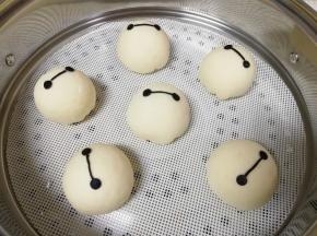 蒸锅内放水，篦子上铺上硅胶垫，放上做好的大白紫薯包，盖上锅盖二次发酵15分钟左右，凉水上锅，上汽后转中火蒸15分钟关火，焖5分钟左右。