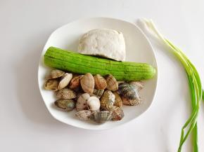 准备好花蛤，豆腐，丝瓜。