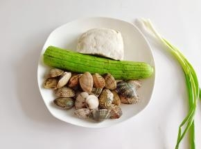 准备好花蛤，豆腐，丝瓜。