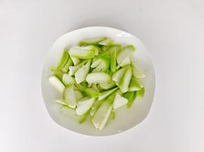 丝瓜削皮切成滚刀块。