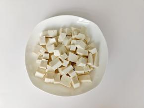 豆腐切成小方块，焯水一分钟备用。