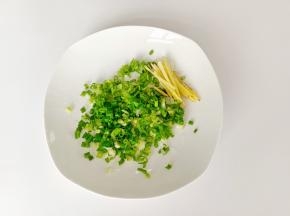 葱姜切好备用。