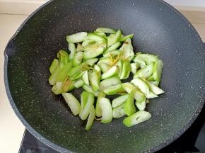 锅里放入姜丝炝锅，放入丝瓜煸炒。