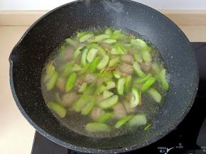 放入适量的开水。