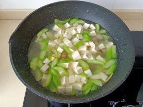加入豆腐，开大火炖煮五分钟。