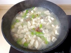 炖煮到汤汁浓白。