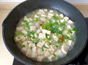 加一把葱花，即可出锅享用。