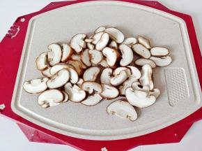 香菇洗净切片。