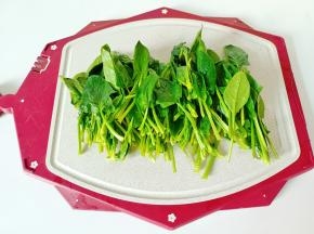 菠菜把黄叶摘掉，清洗干净备用。