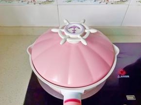 锅里加适量的清水煮开。