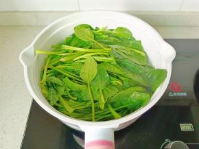 锅里水开后加入菠菜。