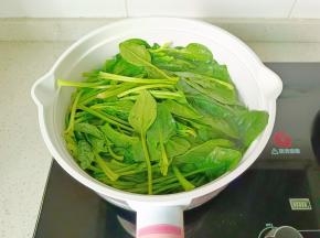 锅里水开后加入菠菜。