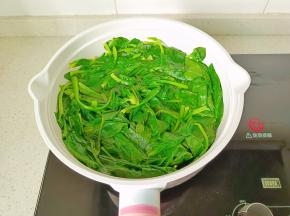 焯水一分钟即可捞出。