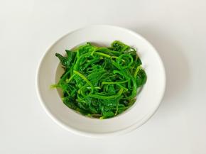 挤干水分备用。