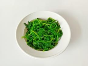 挤干水分备用。