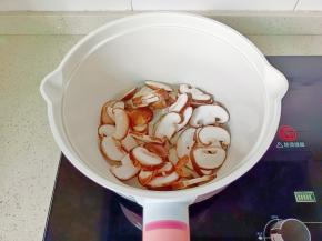 锅里油热放蒜泥炒香后放香菇片。