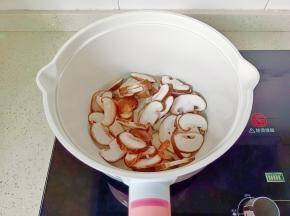 锅里油热放蒜泥炒香后放香菇片。