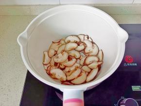 翻炒到香菇片变软。