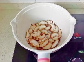 翻炒到香菇片变软。