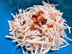 淋上红油辣椒拌匀