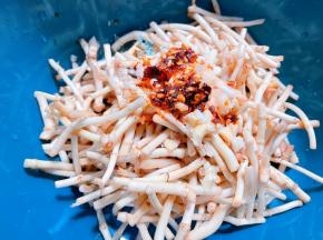 淋上红油辣椒拌匀