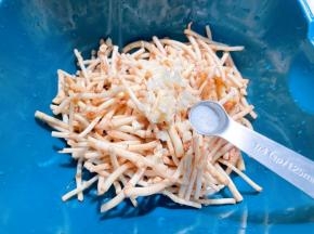 碗里放入淘洗干净的折耳根，加入蒜末和盐