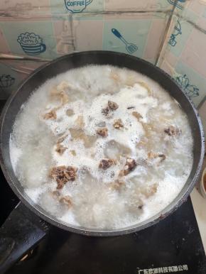 腊排剁成小块，水开放入腊排焯水5分钟左右！去掉多余的盐分！