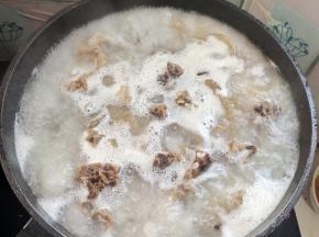 腊排剁成小块，水开放入腊排焯水5分钟左右！去掉多余的盐分！